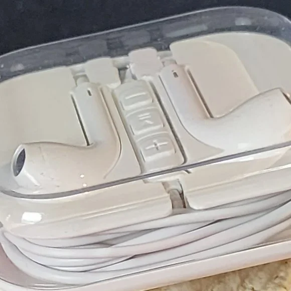 Mini Corded White In Ear Stereo Ear Buds - Picture 4 of 8